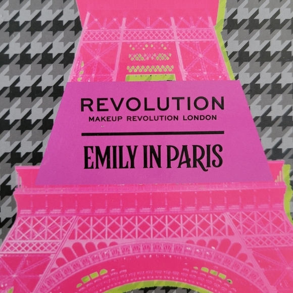 🌸3/$15 Revolution × Emily in Paris Bold Eyeshadow Houndstooth Textured Pallete - Picture 2 of 5